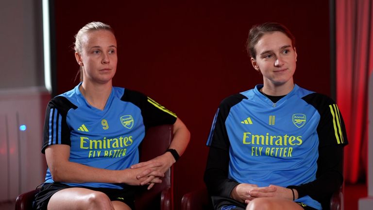 Vivianne Miedema and Beth Mead