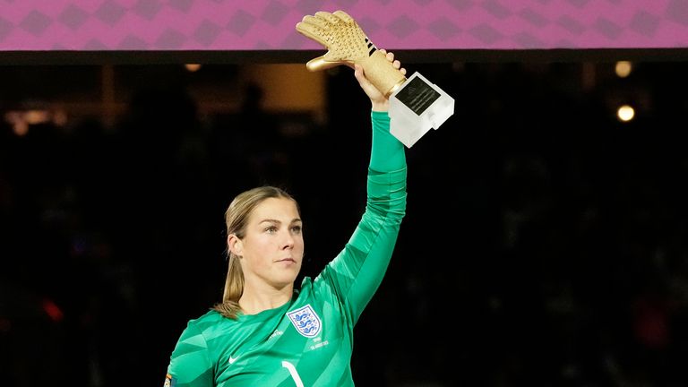 England&#39;s goalkeeper Mary Earps holds the Golden Glove trophy after the final of Women&#39;s World Cup soccer between Spain and England at Stadium Australia in Sydney, Australia, Sunday, Aug. 20, 2023. (AP Photo/Rick Rycroft)